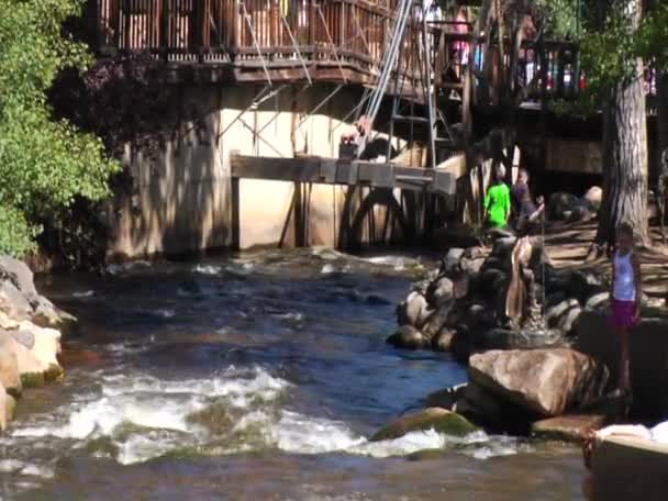 Río a través de Estes Park — Vídeo de stock